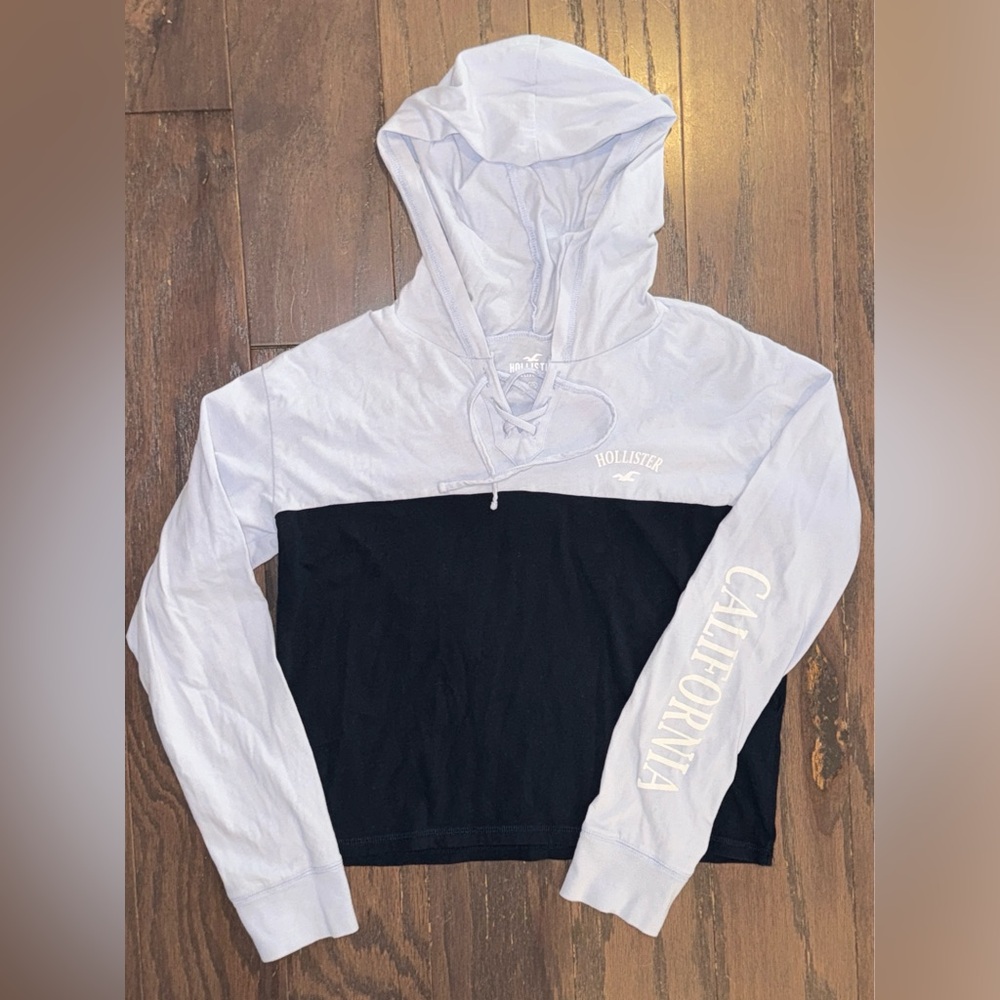 Hollister Long Sleeve Cropped Tee Hoodie. Women’s XSmall. Lilac/Dark Blue